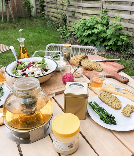 Koolhydraatarm Bollywood brood met salade, kortgebakken bimi, tzatziki en bergthee van Ohrganic